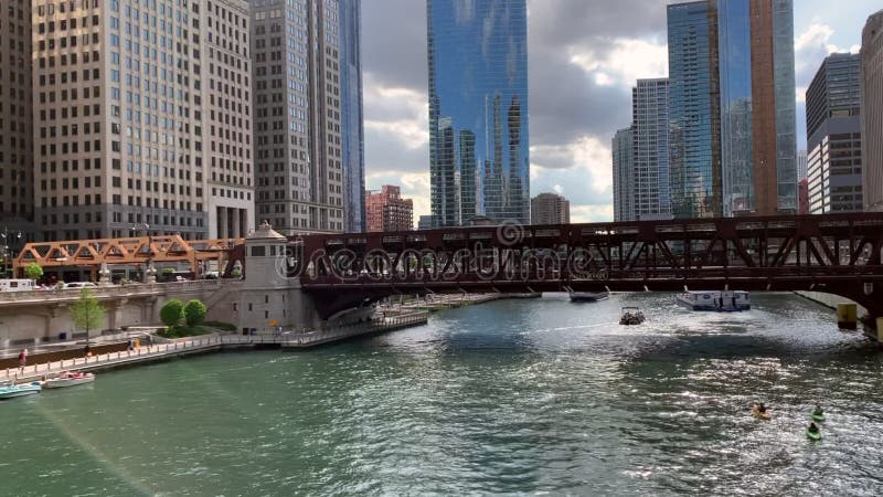 Sikten av aktivitet på Chicagoet River inklusive kajaker, vattentaxi, turnerar fartyget, anslöt fritids- fartyg