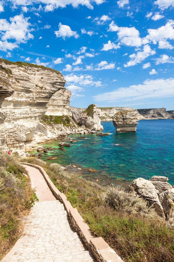 Sikten av den Bonifacio klippakusten vaggar, den Korsika ön, Frankrike royaltyfria foton Sikten av den Bonifacio klippakusten vaggar, den Korsika ön, Frankrike royaltyfria foton