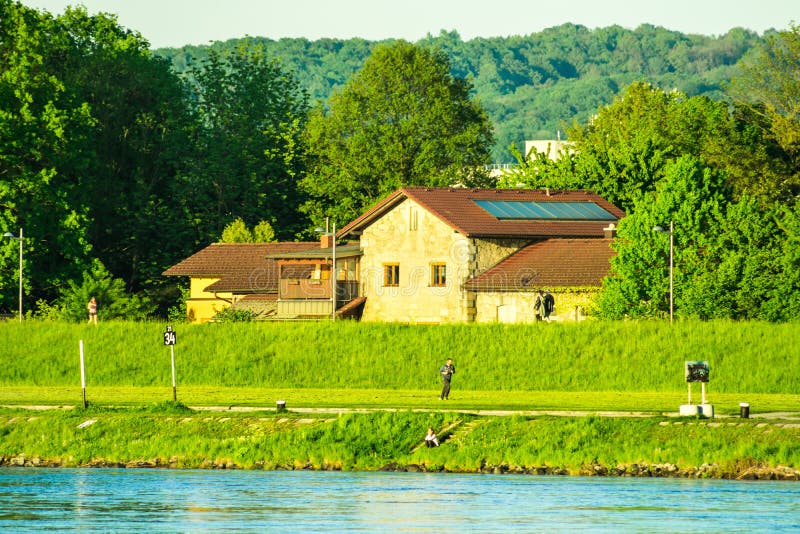 Sikten av den Danube River banken, Donaupark i Linz, Upper Austria, vibrerande grön färg, den guld- solen rays, bergpanorama i ba arkivbilder Sikten av den Danube River banken, Donaupark i Linz, Upper Austria, vibrerande grön färg, den guld- solen rays, bergpanorama i ba arkivbilder