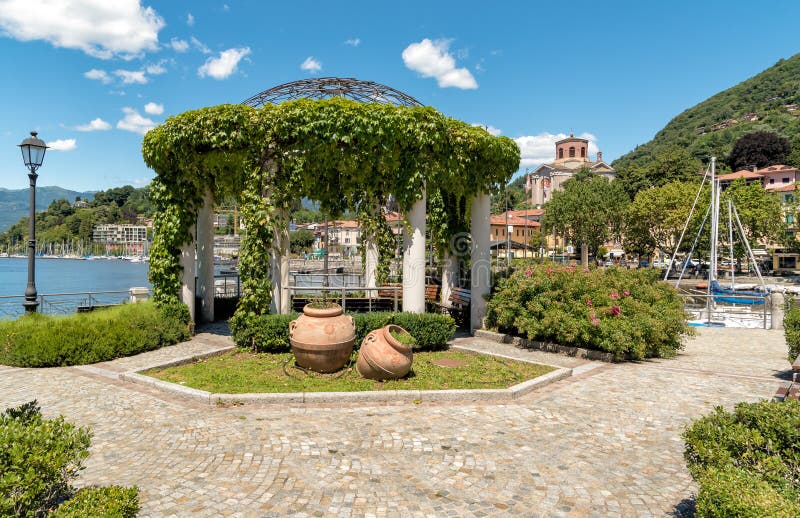 Sikten av Laveno Mombello, är turismhuvudstaden av den östliga kusten av sjön Maggiore i landskap av Varese royaltyfri bild Sikten av Laveno Mombello, är turismhuvudstaden av den östliga kusten av sjön Maggiore i landskap av Varese royaltyfri bild