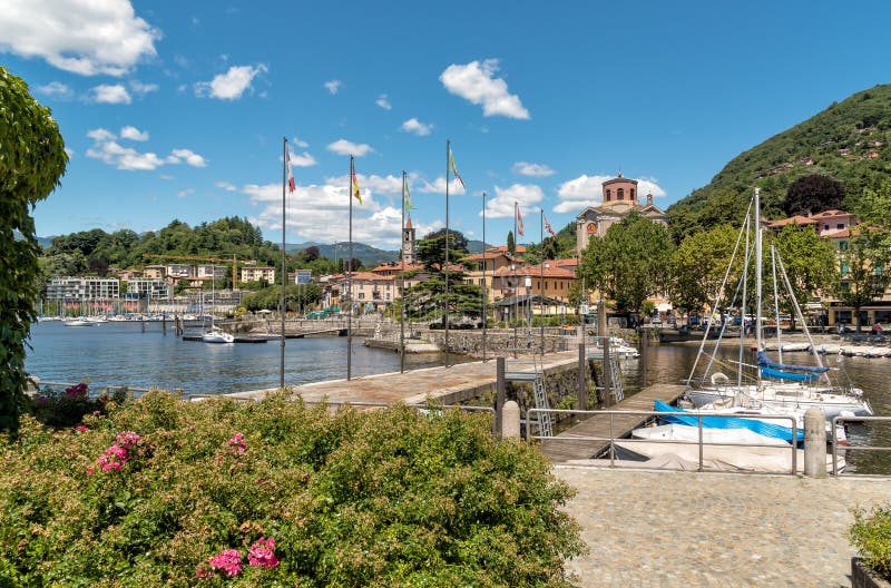 Sikten av Laveno Mombello, är turismhuvudstaden av den östliga kusten av sjön Maggiore i landskap av Varese arkivbilder Sikten av Laveno Mombello, är turismhuvudstaden av den östliga kusten av sjön Maggiore i landskap av Varese arkivbilder
