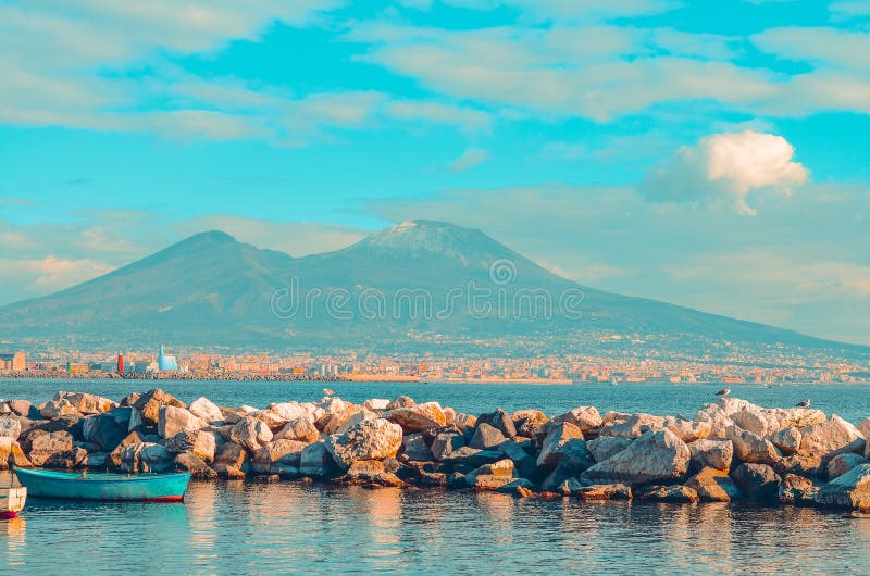 Sikten av Mount Vesuvius och golfen av Naples med vaggar och det blåa fartyget italy naples royaltyfria bilder Sikten av Mount Vesuvius och golfen av Naples med vaggar och det blåa fartyget italy naples royaltyfria bilder