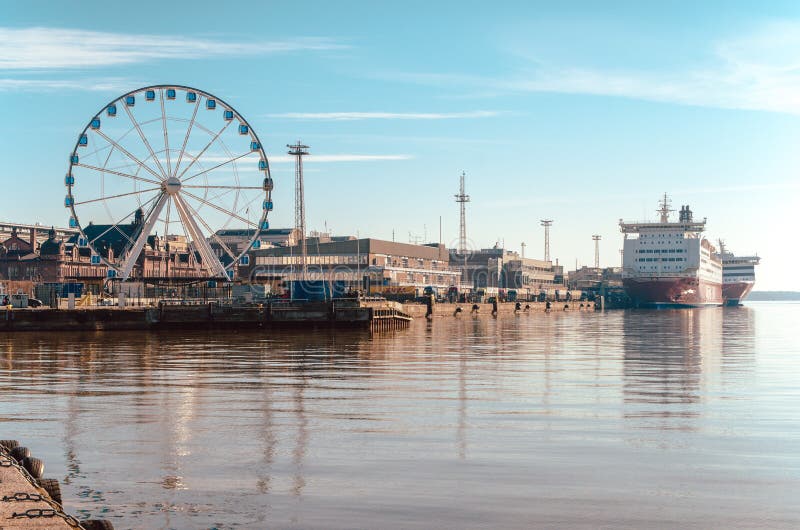 Sikten av pariserhjulen, porten och Viking färjer med härlig reflexion på havet i Helsingfors Finland arkivbild Sikten av pariserhjulen, porten och Viking färjer med härlig reflexion på havet i Helsingfors Finland arkivbild