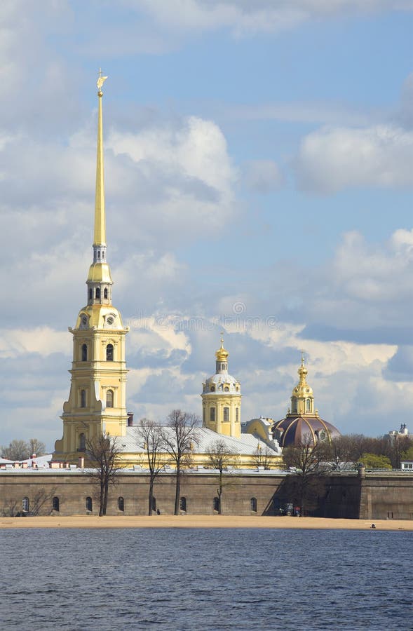 Sikten av Peter och Paul Cathedral, kan fördunkla vid dag petersburg saint arkivbilder Sikten av Peter och Paul Cathedral, kan fördunkla vid dag petersburg saint arkivbilder