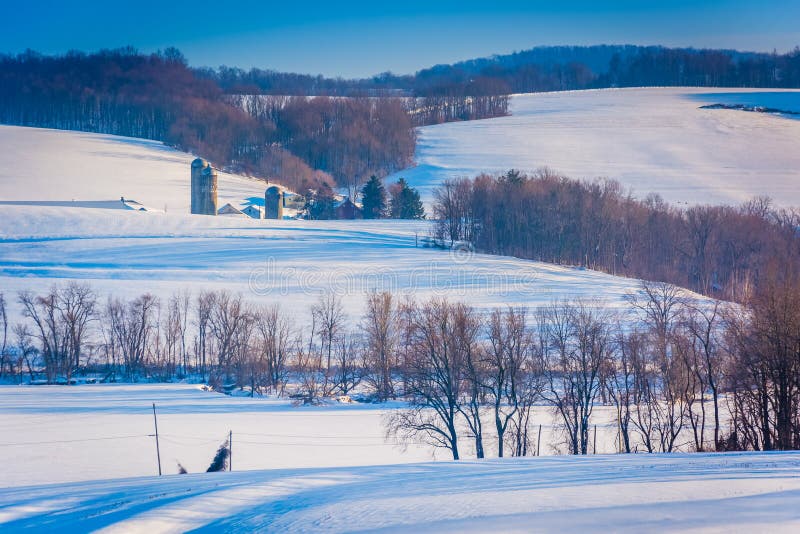 Sikten av snö täckte lantgårdfält och hus i lantliga York County royaltyfri foto Sikten av snö täckte lantgårdfält och hus i lantliga York County royaltyfri foto