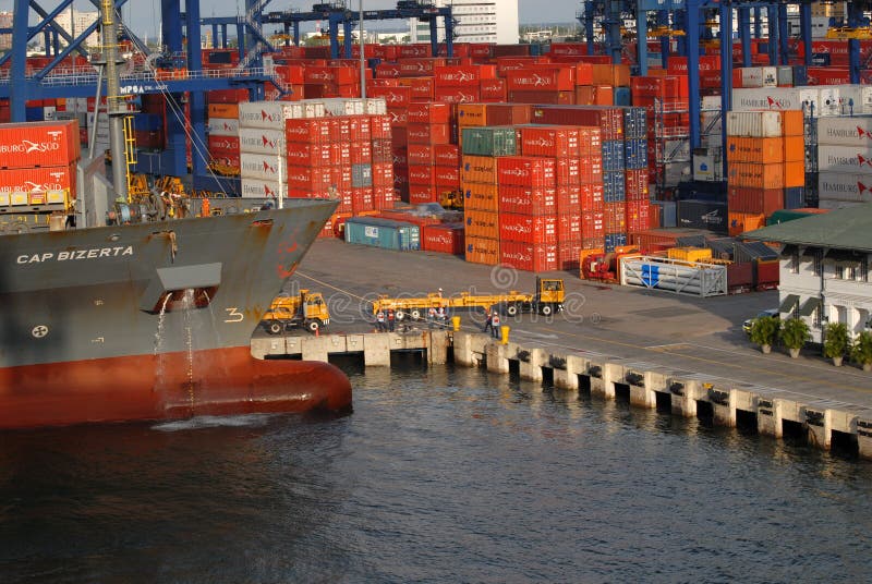 Sikten av upptagen port för Cartagena ` som s lastar av skepp, lastbilar, kranar och massor av staplade behållare royaltyfri bild Sikten av upptagen port för Cartagena ` som s lastar av skepp, lastbilar, kranar och massor av staplade behållare royaltyfri bild