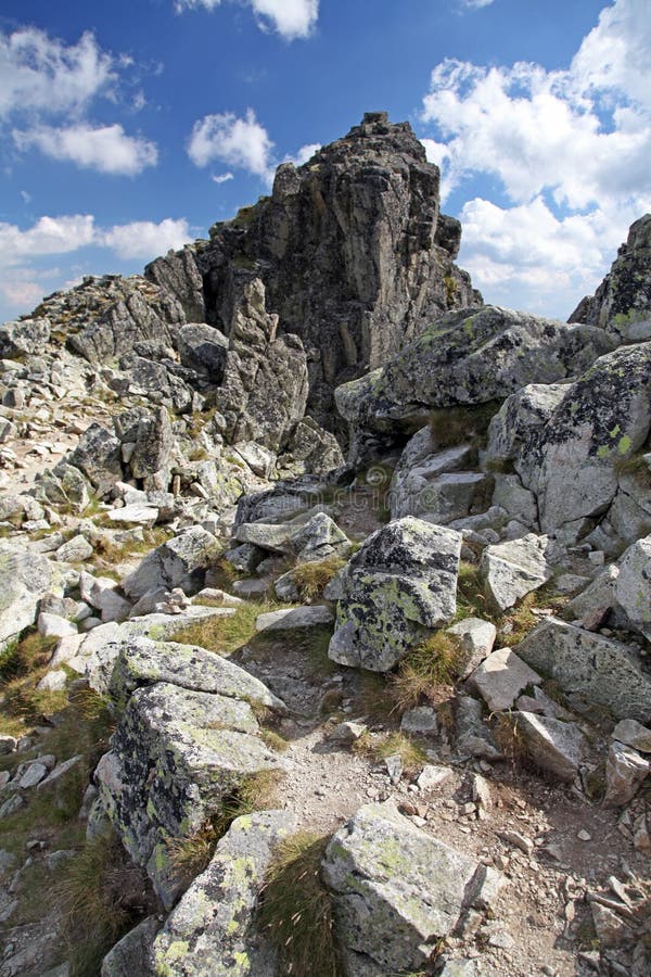 Sikten från den Velka Lomnicka vezaen - nå en höjdpunkt i höga Tatras, Slovakien arkivbilder