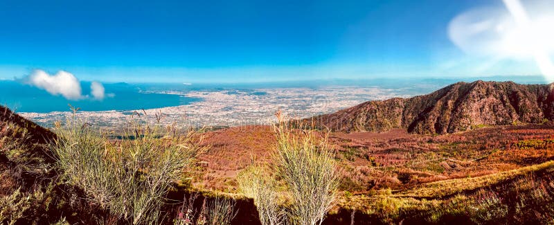 Sikter av landskapet från rutten till Mount Vesuvius i Naples, Italien royaltyfri fotografi Sikter av landskapet från rutten till Mount Vesuvius i Naples, Italien royaltyfri fotografi