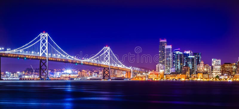 Sikter för Oakland fjärdbro nära San Francisco Kalifornien i even royaltyfria foton Sikter för Oakland fjärdbro nära San Francisco Kalifornien i even royaltyfria foton