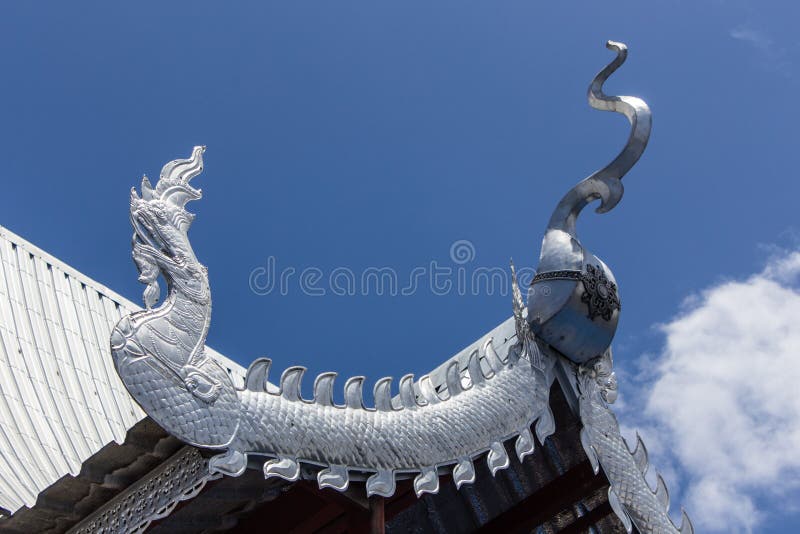 Silberne Giebelspitze der Kirche im thailändischen Tempel lizenzfreies stockfoto Silberne Giebelspitze der Kirche im thailändischen Tempel lizenzfreies stockfoto