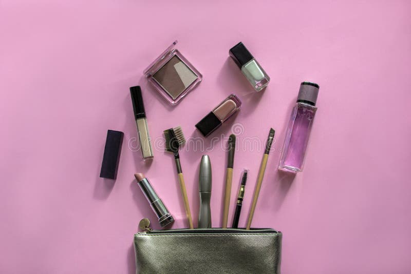 Silberne Kosmetiktasche mit kosmetischen Produkten auf rosa Hintergrund Stellen Sie von den dekorativen Sch?nheitszus?tzen f?r Fr stockbild Silberne Kosmetiktasche mit kosmetischen Produkten auf rosa Hintergrund Stellen Sie von den dekorativen Sch?nheitszus?tzen f?r Fr stockbild