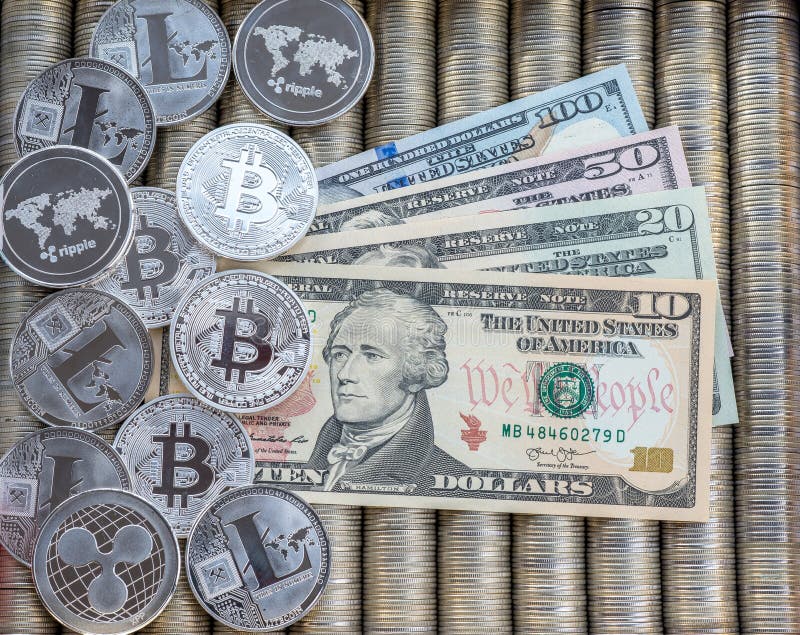 Silberne Schlüsselmünzen Ethereum ETH, bitcoin BTC Papierrechnungen US-Dollars Metallmünzen werden im glatten Hintergrund miteina stockfoto Silberne Schlüsselmünzen Ethereum ETH, bitcoin BTC Papierrechnungen US-Dollars Metallmünzen werden im glatten Hintergrund miteina stockfoto
