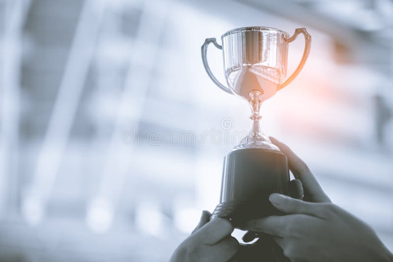 Silberne Trophäe mit Stadthintergrund Erfolg und Leistung conc lizenzfreies stockfoto Silberne Trophäe mit Stadthintergrund Erfolg und Leistung conc lizenzfreies stockfoto
