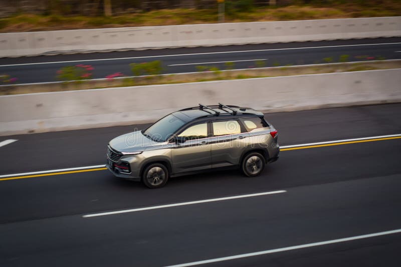 Silberne Wulst Almaz rs überfahren Schnellfahrt auf der transjawa Autobahn stockbilder