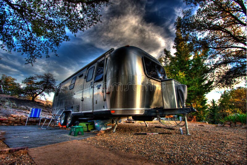 Silberner Retro- Luftstromwohnmobil stockbild Silberner Retro- Luftstromwohnmobil stockbild
