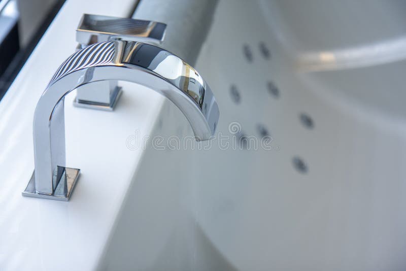 Silberner Wasserhahn Auf Dem Whirlpool Stockbild - Bild von relax, wohnung:  215228553