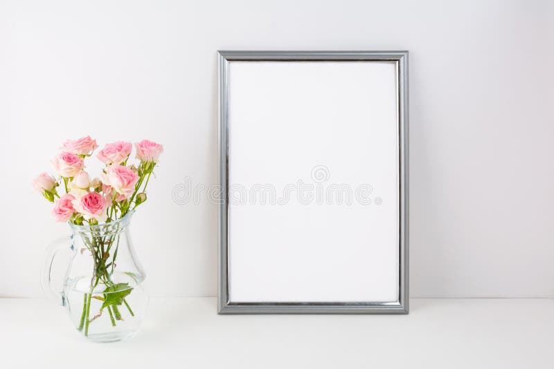 Silbernes Rahmenmodell mit rosa Rosen stockbild Silbernes Rahmenmodell mit rosa Rosen stockbild