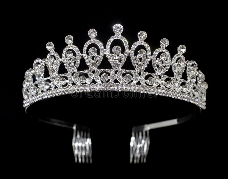 Silbernes Tiaradiadem mit den Edelsteinen und Diamanten lokalisiert auf schwarzem Hintergrund stockbild Silbernes Tiaradiadem mit den Edelsteinen und Diamanten lokalisiert auf schwarzem Hintergrund stockbild