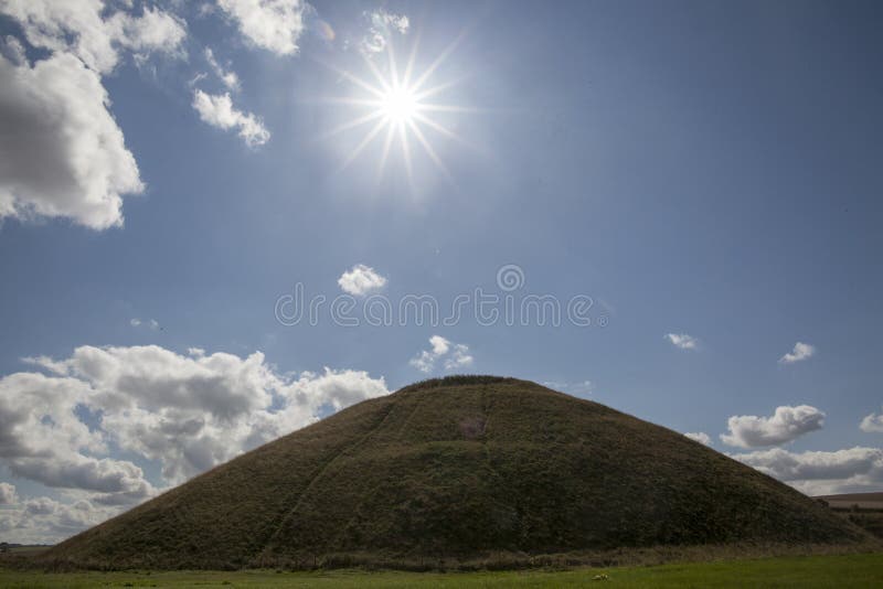 Silbury Hill nella cerchia di Avebury stone