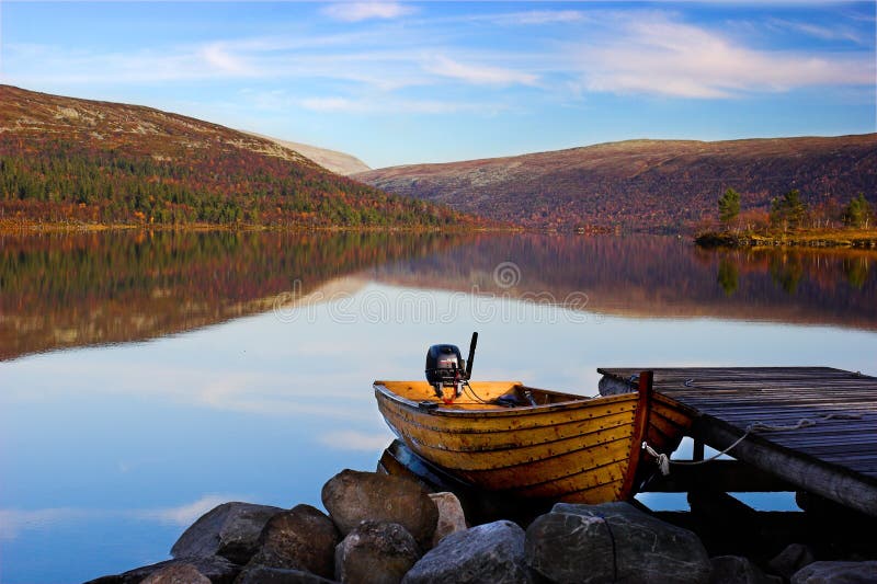 Silencioso en sueco montana de madera un barco.
