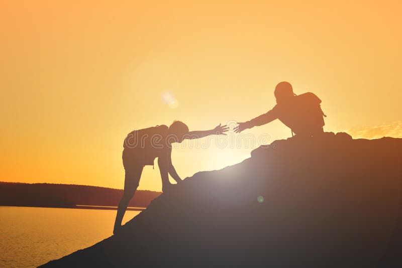 Silhouet die van meisje het succes van het mensengroepswerk op hoogste berg helpen royalty-vrije stock foto's Silhouet die van meisje het succes van het mensengroepswerk op hoogste berg helpen royalty-vrije stock foto's