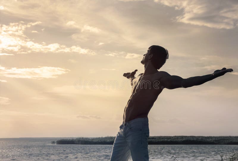 Silhouet van de mens met uitgestrekte wapens op hemelachtergrond stock fotografie Silhouet van de mens met uitgestrekte wapens op hemelachtergrond stock fotografie