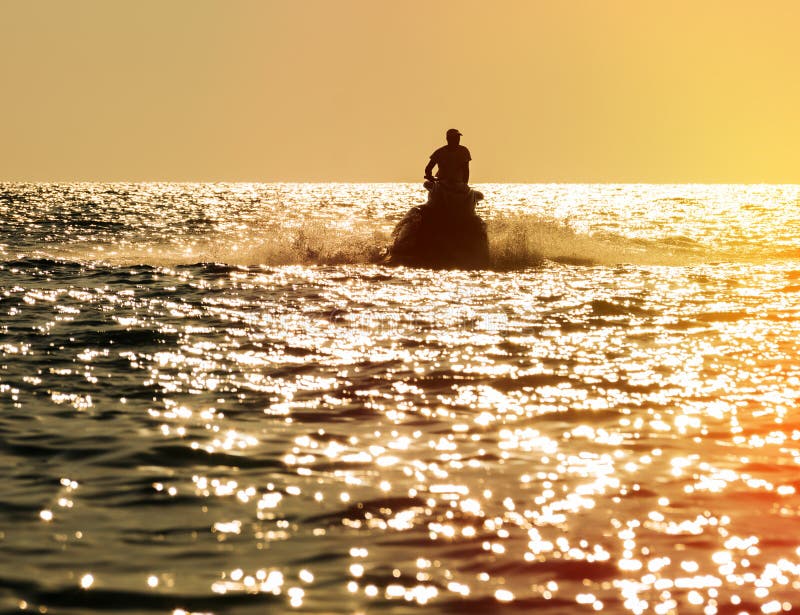 Silhouet van de mens op straalski op zee stock fotografie Silhouet van de mens op straalski op zee stock fotografie