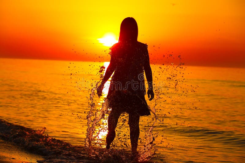 Silhouet van een dame die door het overzees springen