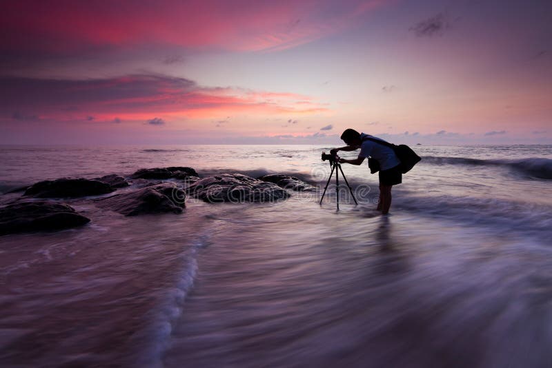 Silhouet van een fotograaf bij zonsondergang stock afbeelding Silhouet van een fotograaf bij zonsondergang stock afbeelding