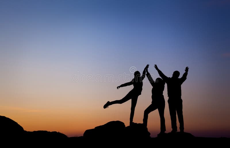 Silhouet van een gelukkige die familie met wapens omhoog tegen mooie hemel worden opgeheven De zonsondergang van de zomer royalty-vrije stock afbeelding Silhouet van een gelukkige die familie met wapens omhoog tegen mooie hemel worden opgeheven De zonsondergang van de zomer royalty-vrije stock afbeelding