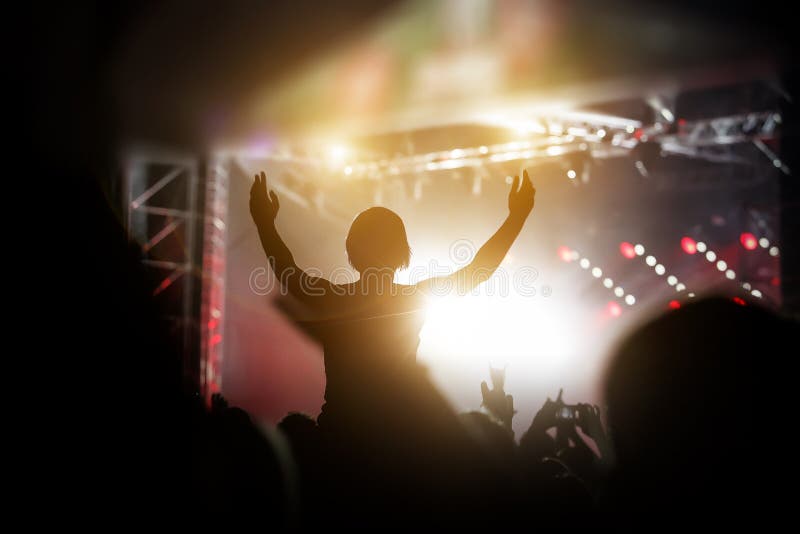 Silhouet van een gelukkige mens bij het de zomerfestival, goed tijdverdrijf stock afbeeldingen Silhouet van een gelukkige mens bij het de zomerfestival, goed tijdverdrijf stock afbeeldingen