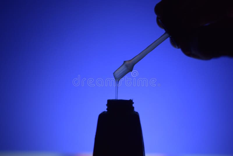 Silhouet van een hand die lijm van fles nemen stock foto's Silhouet van een hand die lijm van fles nemen stock foto's