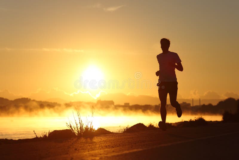 Silhouet van een mens die bij zonsopgang lopen royalty-vrije stock foto's Silhouet van een mens die bij zonsopgang lopen royalty-vrije stock foto's