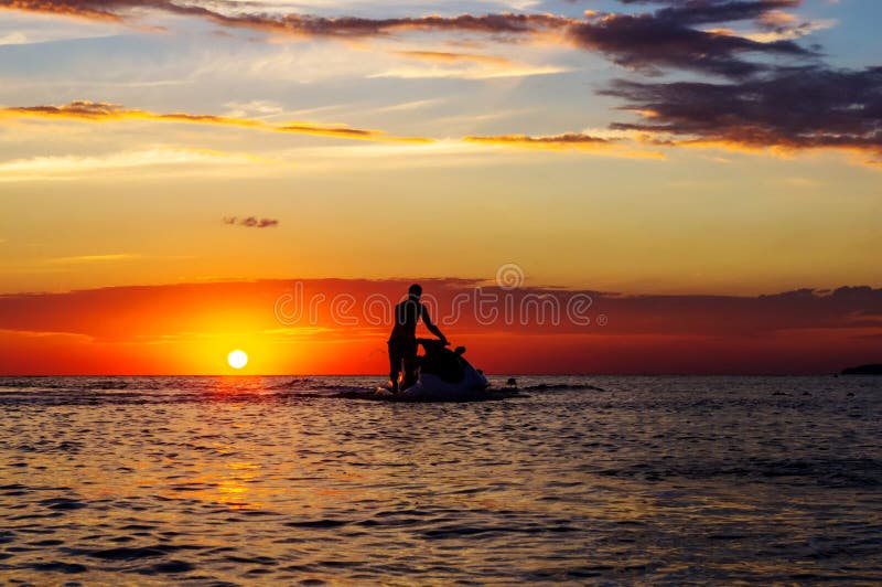 Silhouet van een mens op een straalski in de zon royalty-vrije stock foto's Silhouet van een mens op een straalski in de zon royalty-vrije stock foto's