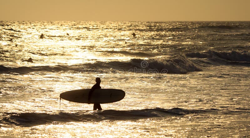 Silhouet van een surfer
