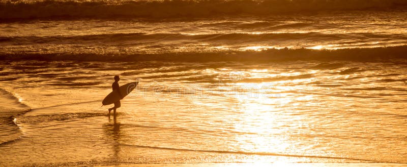 Silhouet van een surfer bij zonsondergang op de Atlantische Oceaan in Lacanau Frankrijk, panorama en branding stock afbeeldingen Silhouet van een surfer bij zonsondergang op de Atlantische Oceaan in Lacanau Frankrijk, panorama en branding stock afbeeldingen