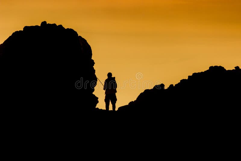 Silhouet van een visser in Weinig Corona Beach royalty-vrije stock foto Silhouet van een visser in Weinig Corona Beach royalty-vrije stock foto