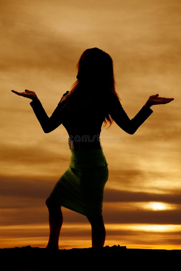 Silhouet van een vrouw in kledingshanden omhoog royalty-vrije stock foto Silhouet van een vrouw in kledingshanden omhoog royalty-vrije stock foto