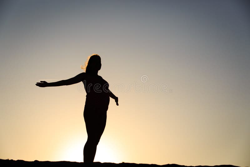 Silhouet van gelukkige zwangere vrouw bij zonsondergang stock fotografie Silhouet van gelukkige zwangere vrouw bij zonsondergang stock fotografie