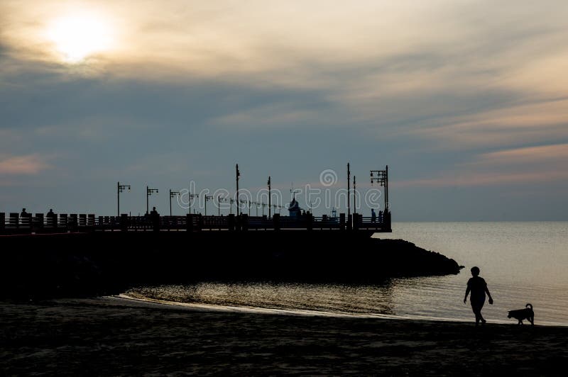 Silhouet van Havengebied Ao Prachuap, de provincie van Prachuap Khiri Khan in Zuidelijk Thailand stock afbeelding Silhouet van Havengebied Ao Prachuap, de provincie van Prachuap Khiri Khan in Zuidelijk Thailand stock afbeelding