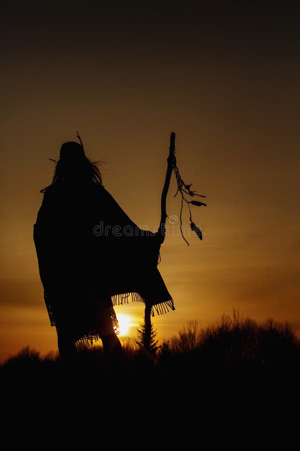 Silhouet van inheemse Amerikaanse medicijnman met piekschacht op backgroun