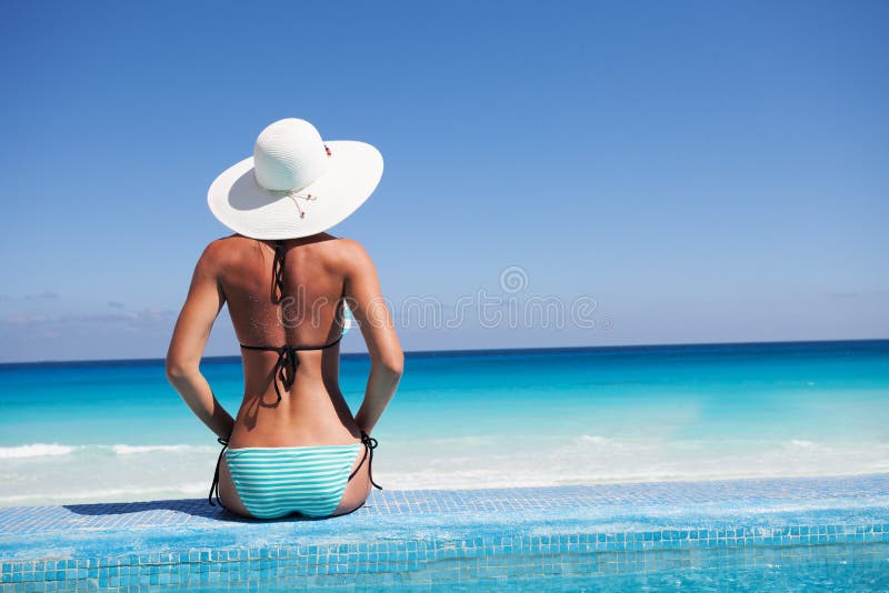 Silhouet van jonge vrouw op strand met hoed stock foto Silhouet van jonge vrouw op strand met hoed stock foto