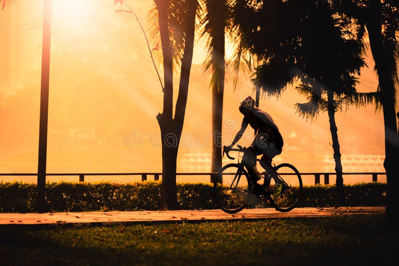 Silhouet van jonge vrouwenfietser op zonsondergang stock foto's Silhouet van jonge vrouwenfietser op zonsondergang stock foto's