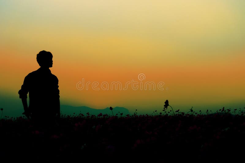 Silhouet van mens het stellen bij zonsonderganghemel royalty-vrije stock afbeelding Silhouet van mens het stellen bij zonsonderganghemel royalty-vrije stock afbeelding