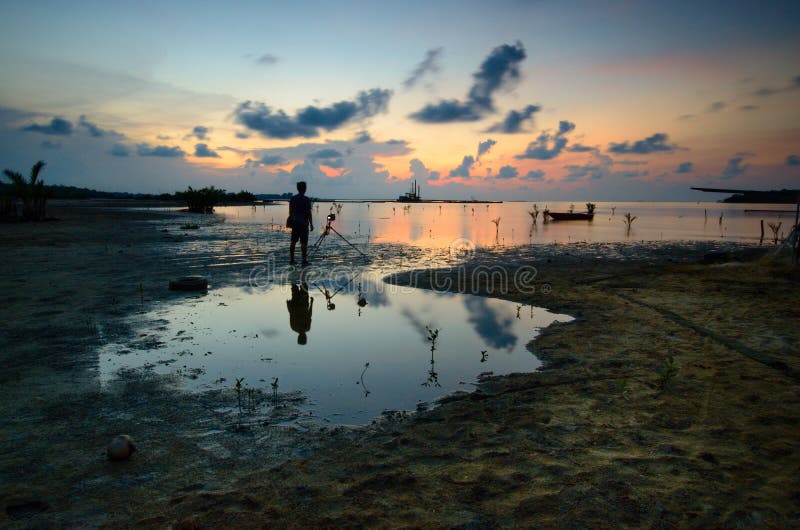 Silhouet van niet geïdentificeerde plaatselijke bevolking bij jubakar strand, tumpat kelantan maleisië royalty-vrije stock fotografie Silhouet van niet geïdentificeerde plaatselijke bevolking bij jubakar strand, tumpat kelantan maleisië royalty-vrije stock fotografie