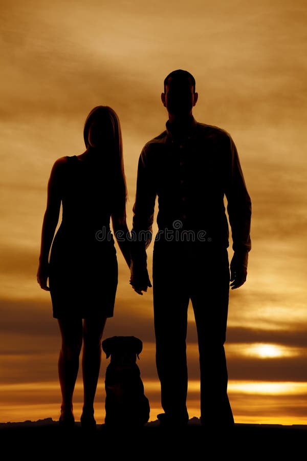 Silhouet van paar met een hond royalty-vrije stock afbeeldingen Silhouet van paar met een hond royalty-vrije stock afbeeldingen