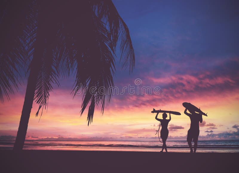 Silhouet van surfermensen die hun surfplank op zonsondergang B dragen royalty-vrije stock foto Silhouet van surfermensen die hun surfplank op zonsondergang B dragen royalty-vrije stock foto