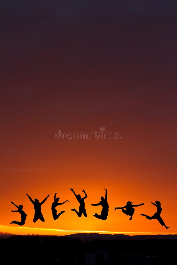 Silhouet van tieners die in zonsondergang springen stock foto's Silhouet van tieners die in zonsondergang springen stock foto's