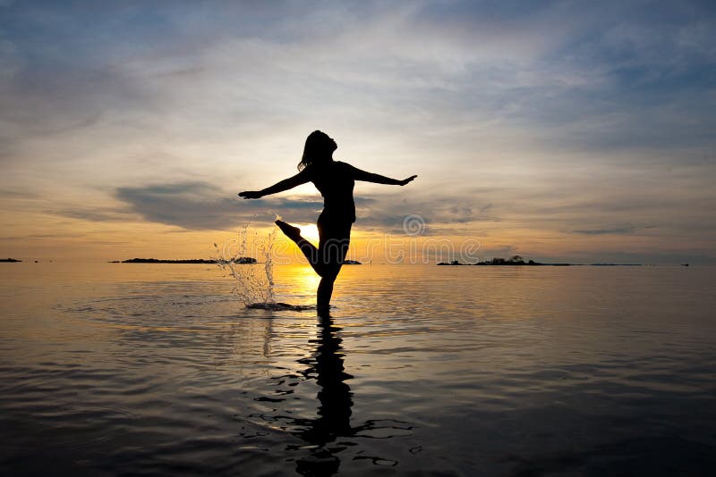 Silhouet van een vrouw in ondiep water royalty-vrije stock foto