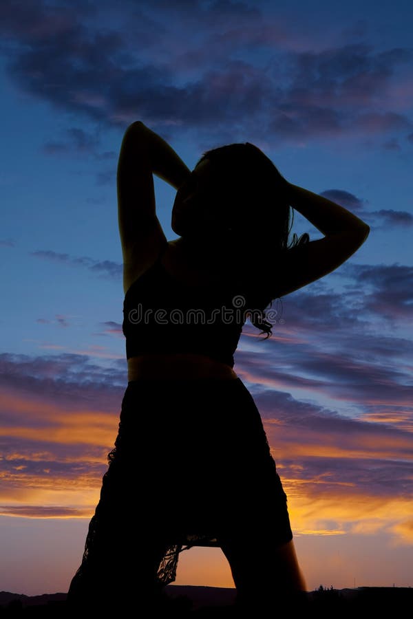 Silhouet van vrouw op knieën met handen achter haar hoofd stock foto's Silhouet van vrouw op knieën met handen achter haar hoofd stock foto's